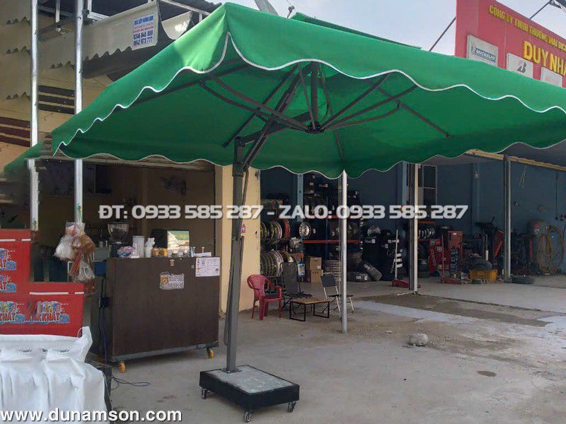 Giá dù che nắng màu xanh lá loại lệch tâm vuông